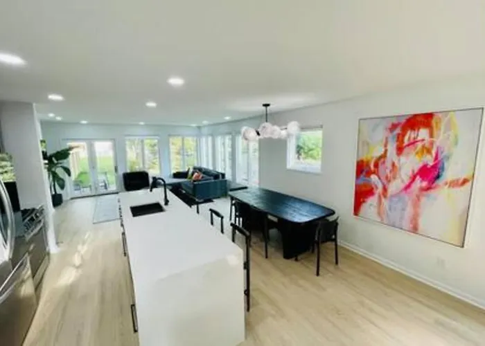 Sunlit 3 Bedroom - Elevated Deck And Garage *