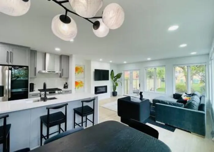Sunlit 3 Bedroom - Elevated Deck And Garage Holiday home Pittsburgh