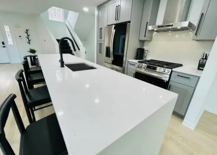 Sunlit 3 Bedroom - Elevated Deck And Garage Holiday home