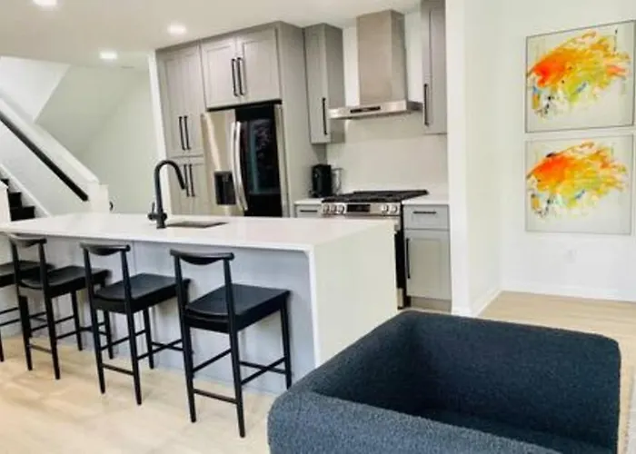 Holiday home Sunlit 3 Bedroom - Elevated Deck And Garage *