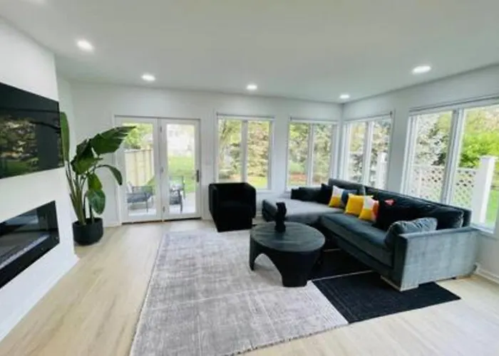 Sunlit 3 Bedroom - Elevated Deck And Garage Holiday home