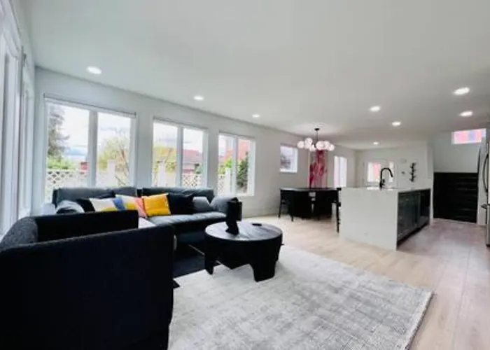 Sunlit 3 Bedroom - Elevated Deck And Garage Holiday home Pittsburgh