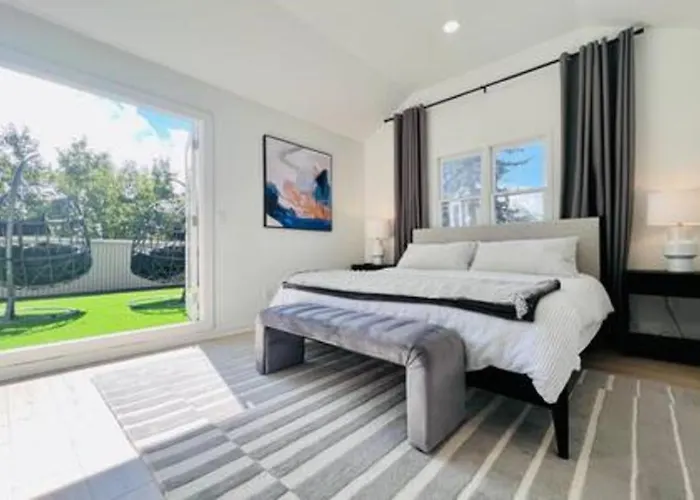 Holiday home Sunlit 3 Bedroom - Elevated Deck And Garage Pittsburgh