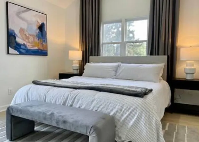 Sunlit 3 Bedroom - Elevated Deck And Garage Holiday home *
