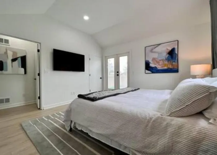 Sunlit 3 Bedroom - Elevated Deck And Garage Holiday home *
