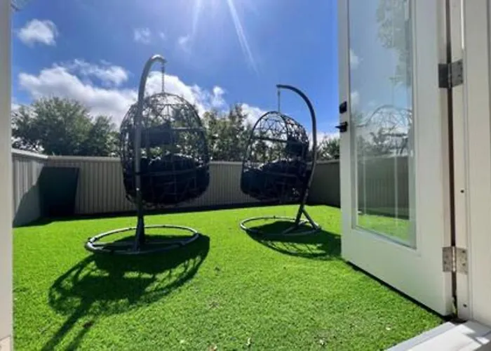 Sunlit 3 Bedroom - Elevated Deck And Garage Holiday home *